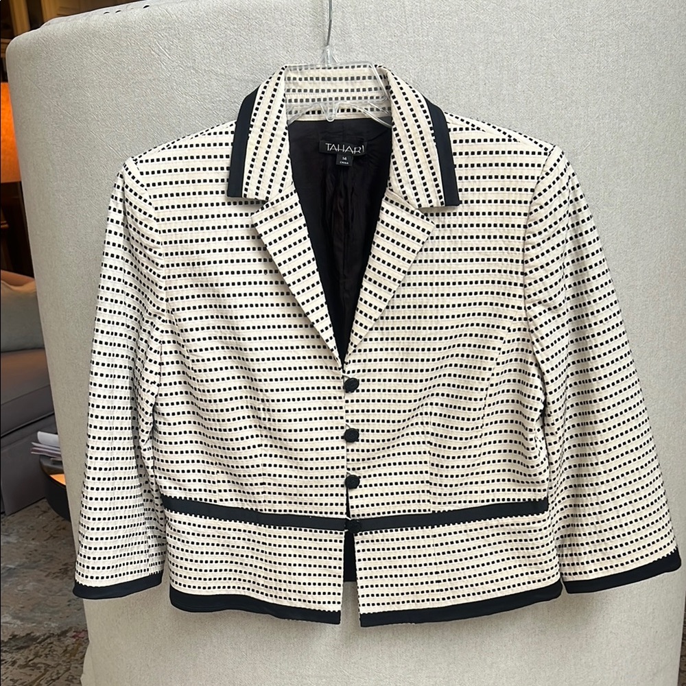 Tahari Black and White Blazer with Notched Collar. L “20.5
W “19.5”
Sleeves 19.5 - Picture 4 of 8